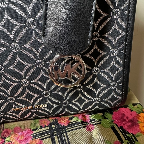NWT Michael Kors Tote Bag. - Picture 3 of 6